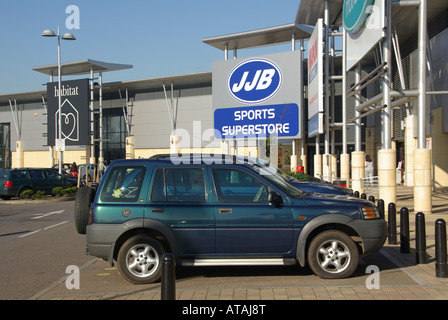 Lakeside aus Stadt Einzelhandel einkaufen komplexen Lebensraum und JJB Sports Shop Zeichen und Eingang Baldachin mit angrenzenden Parkplatz Stockfoto