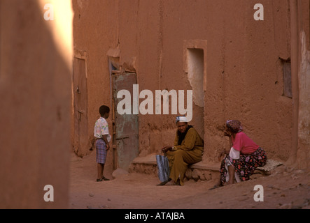 Marokkaner, Berber, Familie, Taourirt Kasbah Taourirt Kasbah Taourirt, Provinz, Ouarzazate, Ouarzazate, Marokko, Nordafrika, Afrika Stockfoto