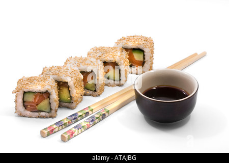 Sushi mit dekorierten Stäbchen und Soja-Schüssel Stockfoto