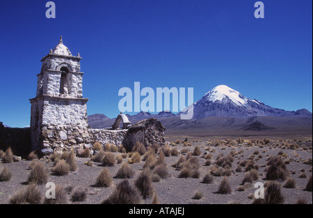 Rustikale Kirche Glockenturm in Lagunas, Sajama Vulkan im Hintergrund, Sajama Nationalpark, Bolivien Stockfoto