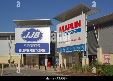 Einkaufsviertel am See, Einkaufsviertel, JJB Sports & Maplin Electronic Store Logo & Eingangsdach West Thurrock Essex England Stockfoto