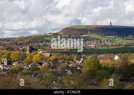 Lancashire Pennine Szene zeigt Wehrturms auf Holcombe Hügel mit Walmersley Kirche im Vordergrund Bury Lancashire UK Stockfoto