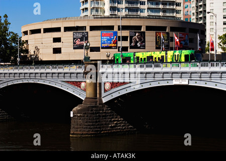 Melbourne Scenic/"Princes Bridge" ca. 1888 und der "Arts Center Revier' im Hintergrund gesehen werden kann. Stockfoto