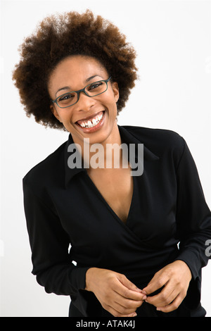 Porträt der Frau mit Afro tragen Brillen vor weißem Hintergrund Stockfoto