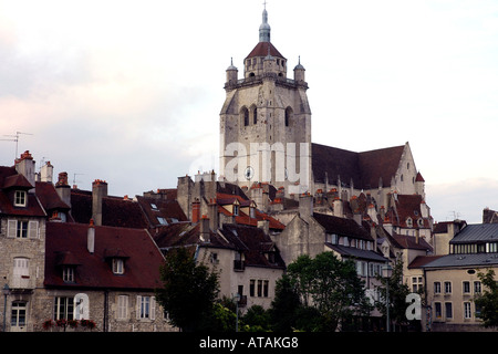 Aus dem 1509 die Collégiale Notre-Dame, 74 m hoch, steht hoch über der mittelalterlichen Stadt von Dole im französischen Jura Stockfoto
