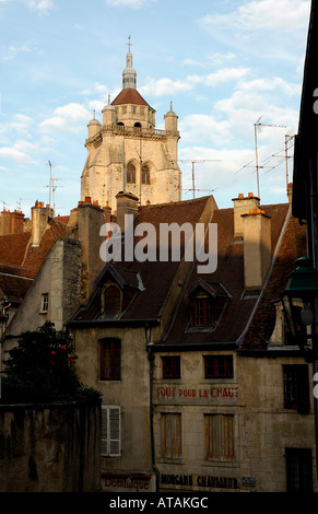 Aus dem 1509 die Collégiale Notre-Dame, 74 m hoch, steht hoch über der mittelalterlichen Stadt von Dole im französischen Jura Stockfoto