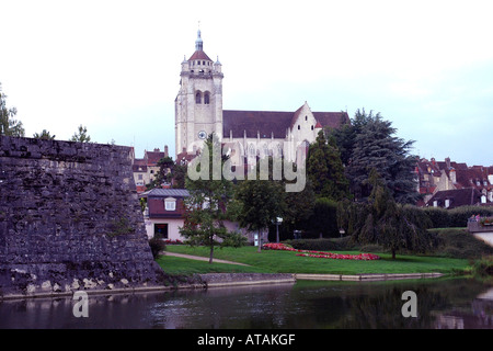 Aus dem 1509 die Collégiale Notre-Dame steht hoch über der Altstadt von Dole und der Doubs im Juraregion Frankreichs Stockfoto