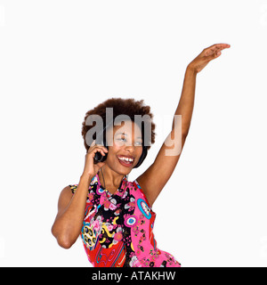 Frau mit Afro tragen Vintage print Stoff und hören Kopfhörer Lächeln und tanzen Stockfoto