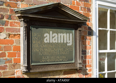 Gedenktafel an Austens House Museum in Chawton, in der Nähe von Alton, Hampshire Stockfoto