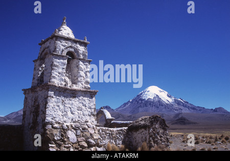 Rustikale Kirche in Lagunas, Sajama Vulkan im Hintergrund, Nationalpark Sajama, Bolivien Stockfoto