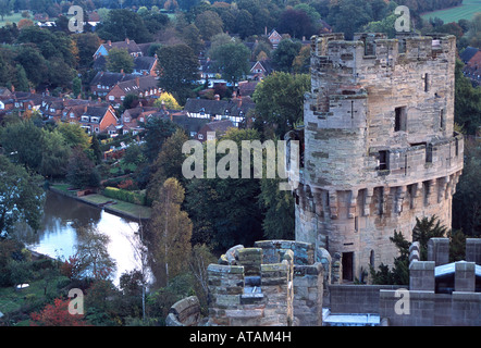Blick ins Innere Warwick Castle mit Blick auf den Fluss Avon, liegt in der Stadt Warwick von der englischen Grafschaft Warwickshire Turm. Stockfoto
