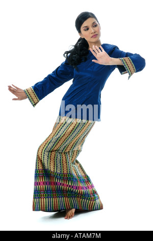 Malaysische Mädchen Tänzer tragen moderne Kurung und Batik Stockfoto