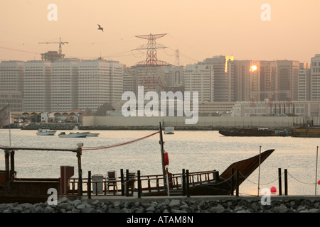 Eine Dhau bei Sonnenuntergang, Abu Dhabi City, Vereinigte Arabische Emirate Stockfoto