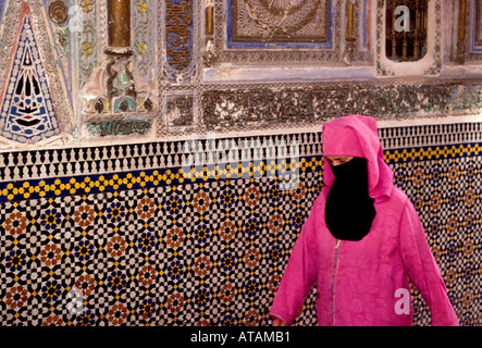 Marokkaner, 1, eins, marokkanische Frau, Heiligtum der zaouia Moulay Idriss II, Schrein, Grab, Fès el-Bali, Stadt Fes, Fes, Marokko, Nordafrika, Afrika Stockfoto