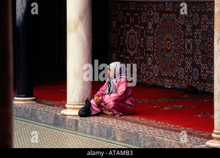 Marokkaner, Marokko, marokkanische Frau, Heiligtum der Zaouia Moulay Idriss II, Schrein, Grab, Fès el-Bali, Stadt Fes, Fes, Marokko, Nordafrika, Afrika Stockfoto