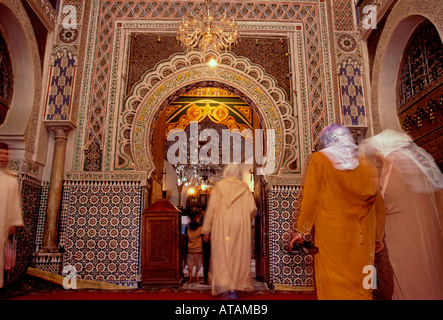 Marokkaner, marokkanische Volk, Heiligtum der Zaouia Moulay Idriss II, Schrein, Grab, Fès el-Bali, Stadt Fes, Fes, Marokko, Nordafrika, Afrika Stockfoto