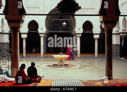 Marokkaner, marokkanische Volk, Heiligtum der Zaouia Moulay Idriss II, Schrein, Grab, Fès el-Bali, Stadt Fes, Fes, Marokko, Nordafrika, Afrika Stockfoto