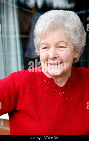 Jolly glücklich lächelnde ältere Frau Rentner Aberystwyth Wales UK Stockfoto