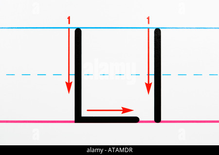 Nahaufnahme von Buchstaben L Handschrift Übungsseite Stockfoto