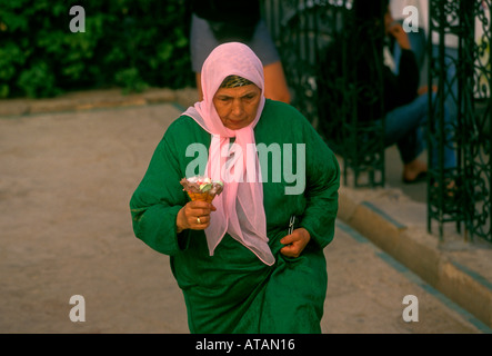 1, 1, marokkanische Frau, Marokkanisch, Frau, erwachsene Frau, weiblich, essen Eis, Eiscreme, Menara Garten, Jardin Menara, Marrakesch, Marokko Stockfoto