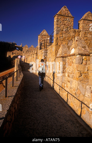 Spanier, Spanisch, Frau, weiblich Touristische, Wandern auf der Brüstung, mittelalterlichen ummauerten Stadt Avila, Provinz Avila, Kastilien und Leon, Spanien, Europa Stockfoto