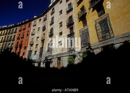 Wohnungen entlang Calle Cuchilleros Cuchilleros Straße Madrid Madrid Provinz Spanien Europa Stockfoto