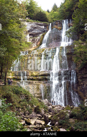 Besucher oben, unten und seitlich zu genießen, l'Eventail oder Fan, ein 65-m-Wasserfall in der Jura-Region Cascades de Hérisson Stockfoto