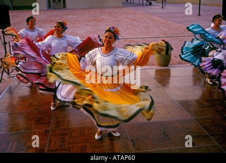 kostümierte Tänzer, National Hispanic Cultural Center, Albuquerque, Bernalillo County, New Mexico, USA, Nordamerika Stockfoto