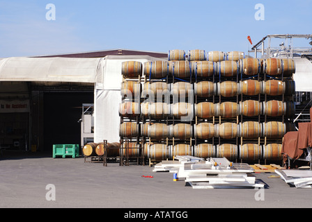 Weinfässer außerhalb ein Weingut Lager stapeln Stockfoto