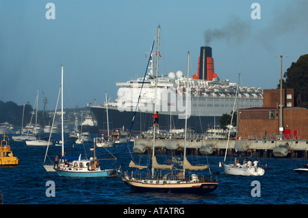 Ozean Kreuzfahrtschiffes Queen Elizabeth 2 im Sydney Harbour, Sydney, New South Wales, Australien Stockfoto