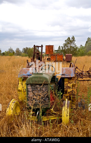 Oldtimer-Traktor und Maschinen verlassen in einem Feld outback Australien Stockfoto