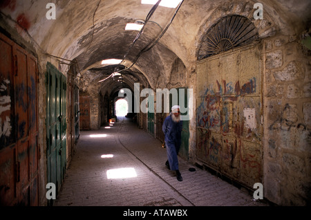 Ein Mann geht durch die verlassenen Markt oder Souk in der Altstadt von Hebron März 2004 Stockfoto