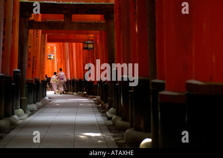 Frauen in Kimono Spaziergang entlang eines Pfades gesäumt Torii Toren Fushimi-Inari-Schrein-Kyoto Japan Stockfoto