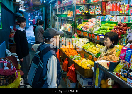 Interaktion auf lokaler Ebene in ein Tsim Sha Tsui Kowloon Markt in Hongkong Stockfoto