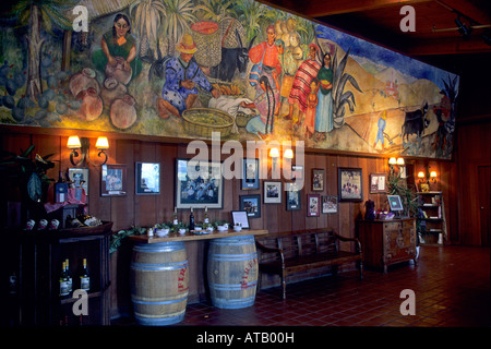 Wandgemälde im Degustationsraum Firestone Weinberge entlang Zaca Station Road Santa Barbara County in Kalifornien Stockfoto