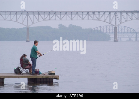 Angeln in der Nähe der Brücken über den Susquehanna River in Port Deposit Maryland Vereinigte Staaten Stockfoto