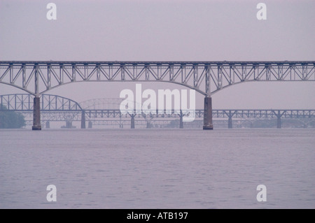 Mehrere Brücken der Autobahn und Eisenbahn durchqueren den Susquehanna River in Port Deposit Maryland Vereinigte Staaten Stockfoto