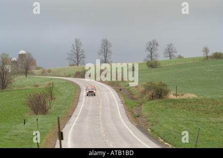 Ein einsamer Pickup navigiert New York Route 5 s in der Nähe von Little Falls an einem bewölkten Frühlingsmorgen Stockfoto