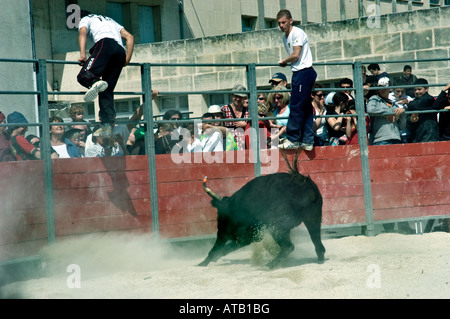 Arles Frankreich, Französisch männliche Jugendliche matadore in der traditionellen Zeremonie carmaque Stierkampf feria Festival Stockfoto