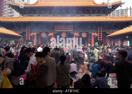 Anbeter brennende Räucherstäbchen am Wong-Tai-Sin-Tempel während der Chinese Lunar New Year, Januar 2006, Kowloon, Hong Kong, China Stockfoto