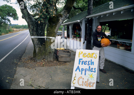 Kalebassen Gowans Eiche produzieren Stand in der Nähe von Philo Anderson Valley Mendocino County in Kalifornien Stockfoto