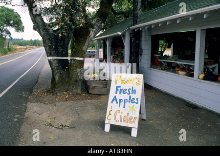 Gowans Eiche produzieren Stand in der Nähe von Philo Anderson Valley Mendocino County in Kalifornien Stockfoto