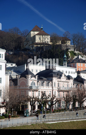 Ansicht der Kapuzinerkirche Und Kloster von Salzburg Altstadt mit Cafe Bazar am Ufer der Salzach in den Vordergrund Stockfoto