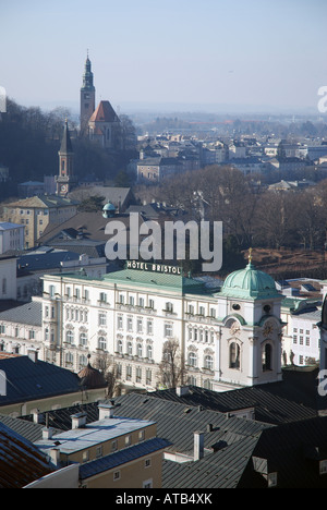 Blick auf das Hotel Bristol aus den Kapuzinerberg in Salzburg Österreich Europa Stockfoto