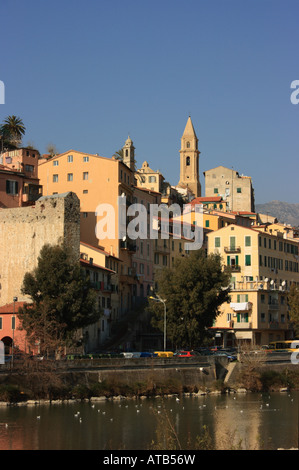 Das Centro Storico oder die Altstadt von Ventimiglia und Turmspitze der Cattedrale Dell Assunta Stockfoto