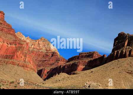 BLICK AUF RED CANYON WÄNDE UND SELTSAME WOLKENFORMATIONEN IN DER NÄHE VON ZOROASTER CANYON WASH TIEF IN GRAND CANYON IN DEN GRAND CANYON NATION Stockfoto