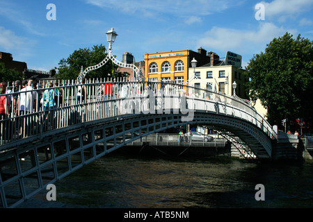 ha'penny Brücke, Fußgängerbrücke über den Fluss Liffey, Stadtzentrum von Dublin Stockfoto