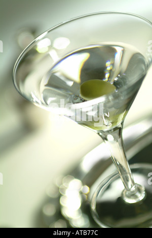 Martiniglas Mit Olive Und Shaker Im Hintergrund Stockfoto