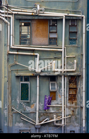 Architektonisches Detail auf einem alten Mietshaus im Zentrum von Hongkong Stockfoto