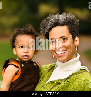 Kopf und Schulter Porträt der jungen Frau halten und Lächeln Stockfoto